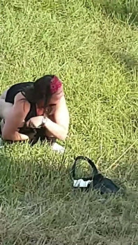 A maior puta da Alsácia mostra sua bunda na rua C em frente de transeuntes