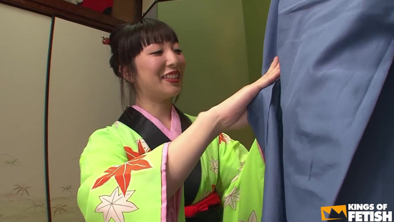 Pure Japanese adult video ( JAV): Brünettes japanisches mädchen streichelt einen mann mit großem schwanz, bis...