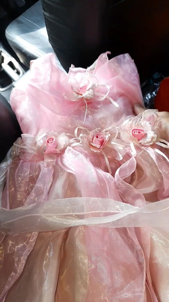 Naomisinka: Tiše cítím jemnost a hebost kluzkých a lesklých saténových šatů nevlastní...