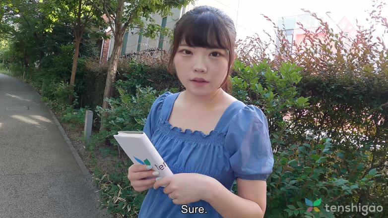 Tenshigao: De Japanse huisvrouw Asami Wakana komt naar ons toe om...