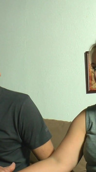 Bionda asiatica e bruna scopano un grosso cazzo nelle loro fighe