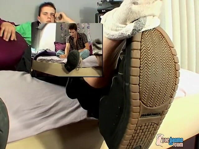 Toegasms: Bruder wichst und schieÃ1/4ckt