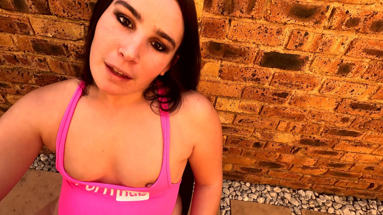 domslutfucker: Gadis gemuk dengan baju renang yang minim lagi asik nyepong...