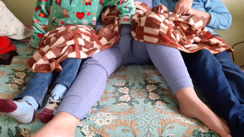 Lesbian-illusion: Зведена сестра моєї дівчини мене, поки ми троє дивилися телесеріал