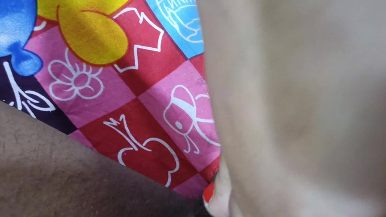 Catchybusty: Fotmassage ges av Desi Girl till min kuk