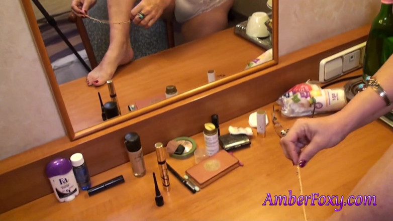 Amber Foxy: MILF bersiap sedia untuk kongkek gangbang