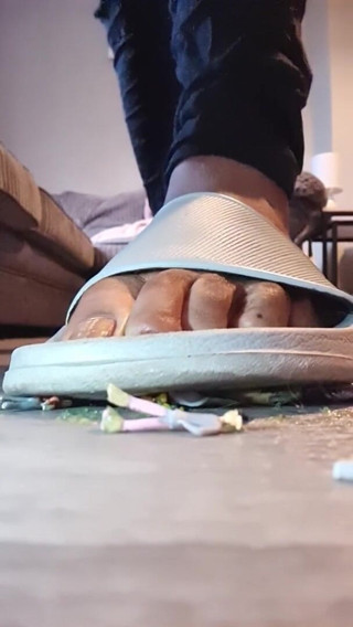 Simp to my ebony feet: Giantess sandał miażdżyć