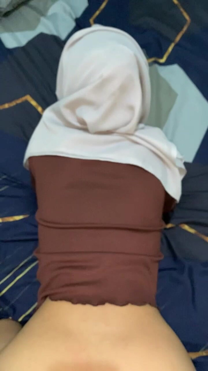 Indo Girl: ارتداء الحجاب في فمك
