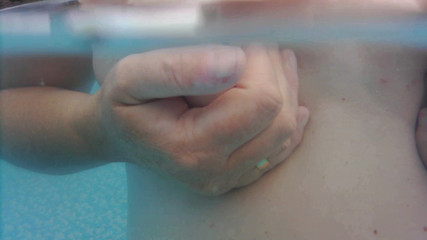 SimoneLive1: Borsten in Het Zwembad