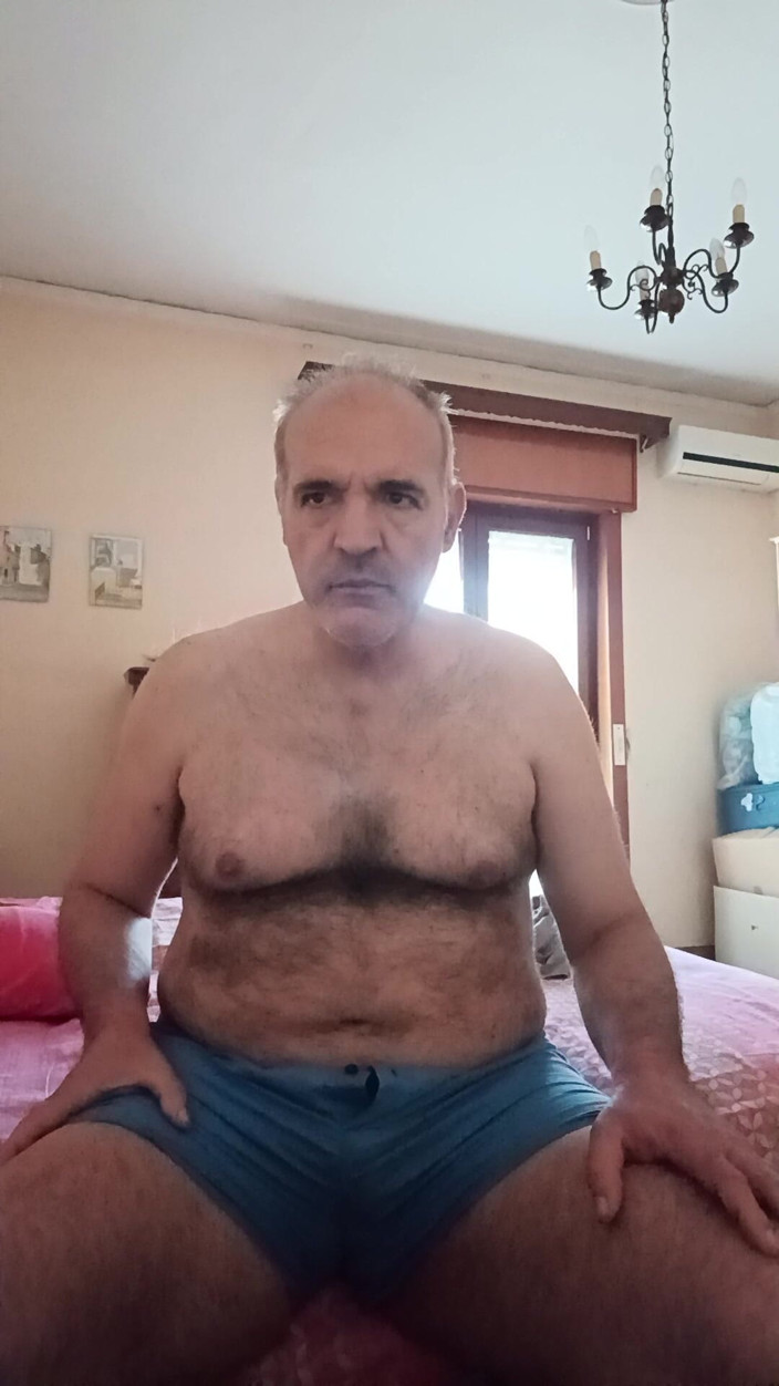 Setesesso7: Волохатий старий свиня прокинувся збудженим. Йому треба одразу мастурбувати і кінчити, щоб почати день правильно!