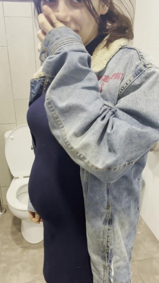 Endemoniados: LaMenor pregnant pissing in the supermarket