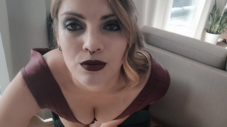 Naughty Natascha: Hút thuốc trong đồ lót đen gợi cảm với dây treo