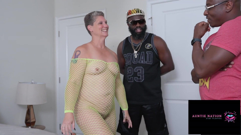 Auntie Nation: Primul sex în 3 cu 2 bărbați al bunicii sexy