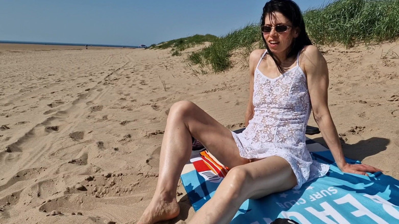 Nicky Brill: Exhibicionista en la playa