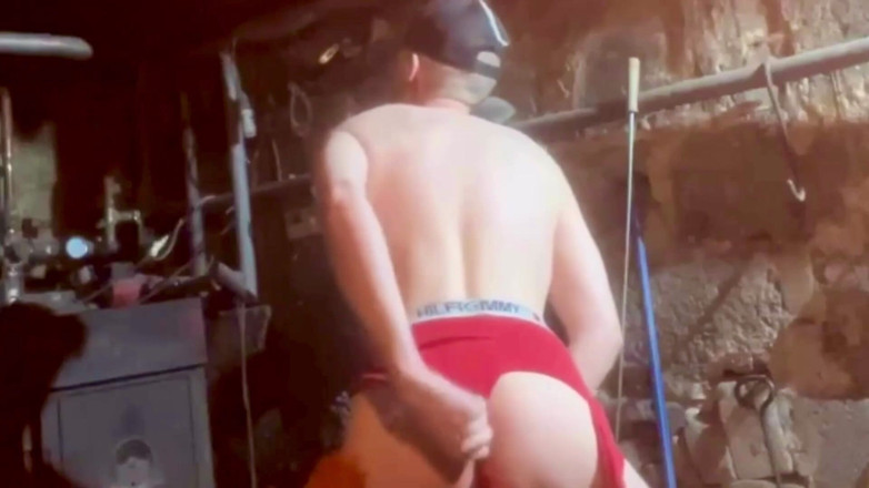 Freak_polanad_1985: Біла дупа! Дилдо в дії! Весело в моєму підвалі та у ванні!