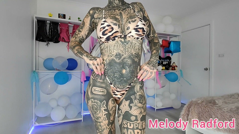 Melody Radford: Černá sukně a skromné mikro bikiny zkuste na Haul Melody...