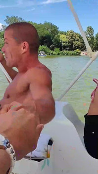 Rubia tetona Merida Sat se pone pervertida después de montar en el barco, chorros y apretado coño preñado - inmoral 4k en vivo