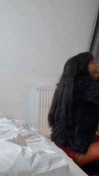 Sucée jusqu’à l’os par la mariée dominante en bottes de fourrure !
