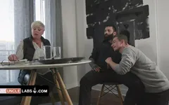 Anne izlerken üvey baba üvey oğullarının sıkı götünü sikiyor