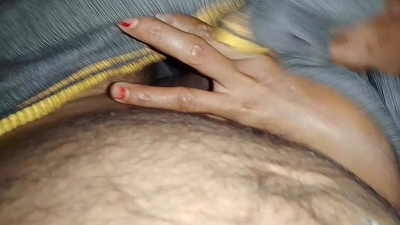 Skydreem1104: Una ragazza indiana si mette il pene della sua amica...