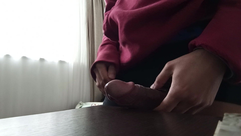 Un Loquito Mas: 机にチンコを擦りながら濡れてしまう