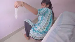 Sexo sin cortar - joven criada india culona que tiene sexo duro y rápido en la posición de vaquera inversa durante la limpieza en casa con su jefe.