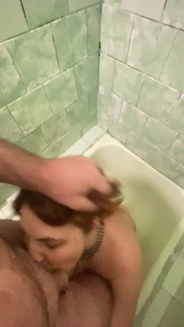 Elena917: Un uomo mi ha pisciato in bocca e l'ha scopata