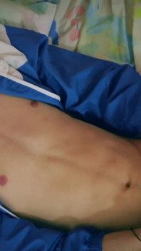 Cazzo grosso twink magro si masturba giocando con il suo presborra e assaggio il suo sperma