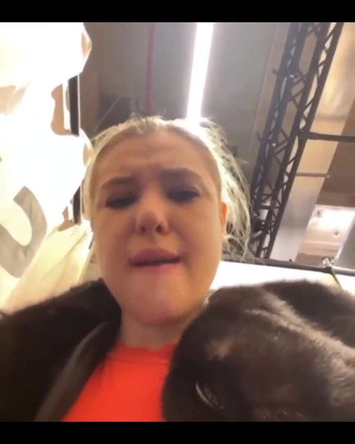 JuiceLussie: Melancap di bilik tukar