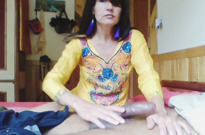 Bolly Karma: Máy bay bà già nóng bỏng phiêu lưu tưởng tượng...