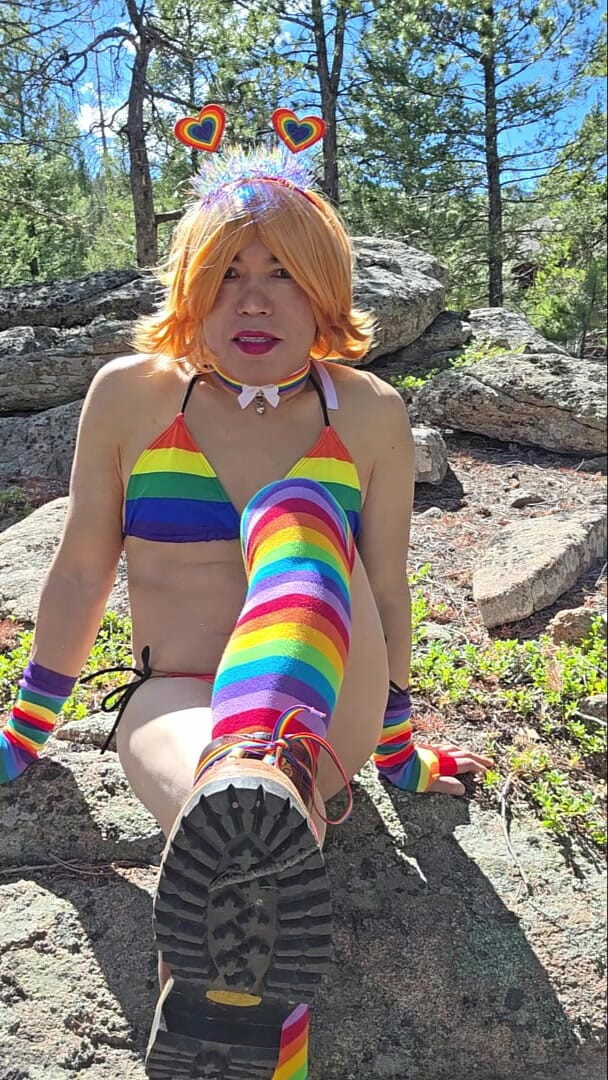 JessicaLynn15: 娘娘腔在户外脱衣服并撒尿