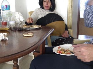 Stepmom Susan: 怀孕的继母让继子自慰并射在她身上