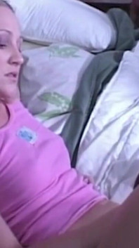 Blonde milf in natte ondergoed zuigt pik voordat ze gaat rijden