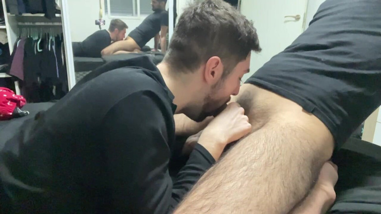 Nenesgaymers: Chàng trai trẻ được bạn mình thổi kèn