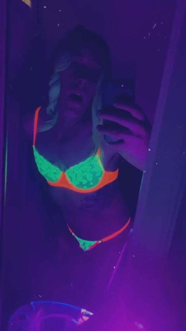 CarmenMelatonin: Une fêtarde sexy veut baiser