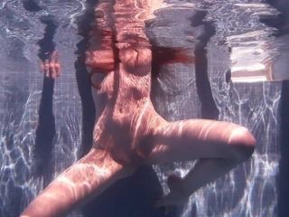 Watch for beauty: Atingerea corpului unui model minunat sub apă este destul de...