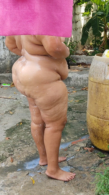 Gordita Culo Rico: Meu enteado me espiona enquanto eu tomo banho no quintal.