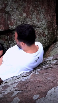 Nicoly lutschte den Schwanz der Trans am Strand, und Lukas brach in ihren Arsch ein