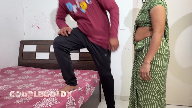Sexy Komal: Elektrikern kom för att fixa fläkten och Komal tog en...
