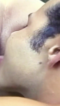 Une trans latina mince se fait enculer par un mec
