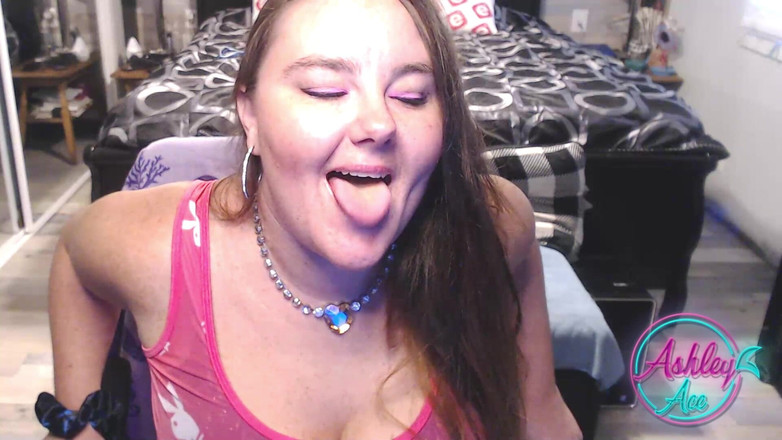 AshleyAce69: Ashley Ace si hraje se svou kundičkou na sobě růžového...