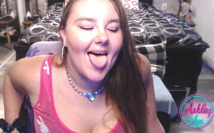 AshleyAce69: アシュリーエースはカムショーでピンクのプレイボーイを着て彼女の猫で遊ぶ - コンピレーション