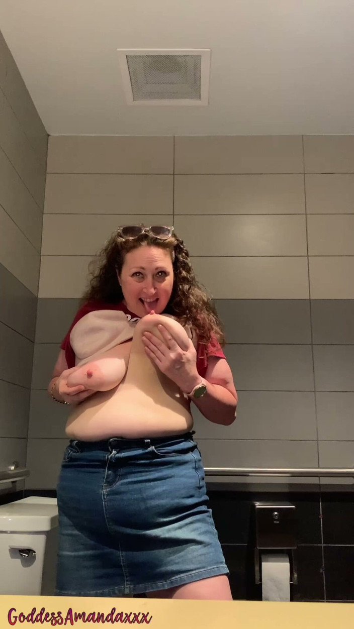 Goddess Amanda: Pisse dans une jupe courte et pas de culotte