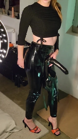 ReineCruella: Virtual Domination Session