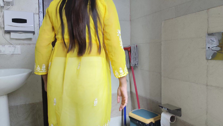 Saarabhabhi6: Tuan rumah menampar banyak dengan Pekerja Asli