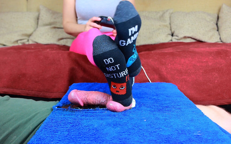 Cockbox CBT e schiacciamento delle palle mentre gioco, calpestamento del cazzo amatoriale Femdom Jozi (Femdom Jozi) Cockbox CBT and Ballbusting While I'm Gaming, Amateur Femdom Jozi Cock Trampling (Femdom Jozi)
