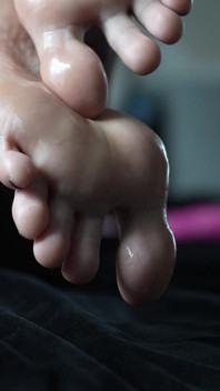 Bebek yağı kaplı tabanlar ve ayak parmakları