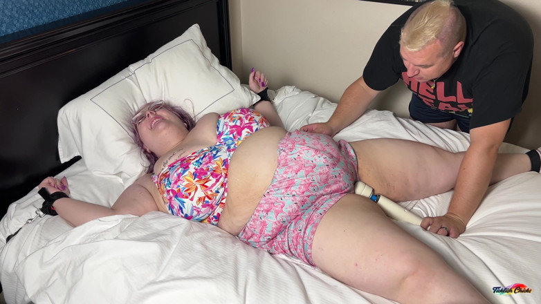 Ticklish Chicks: Fetcon '25: Lolos10toes se corre doce veces