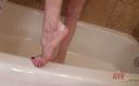 ATKIngdom: Aiden Ashley se săpunește singură la duș