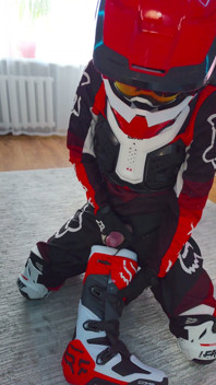 Zabawa z butami motocyklowymi